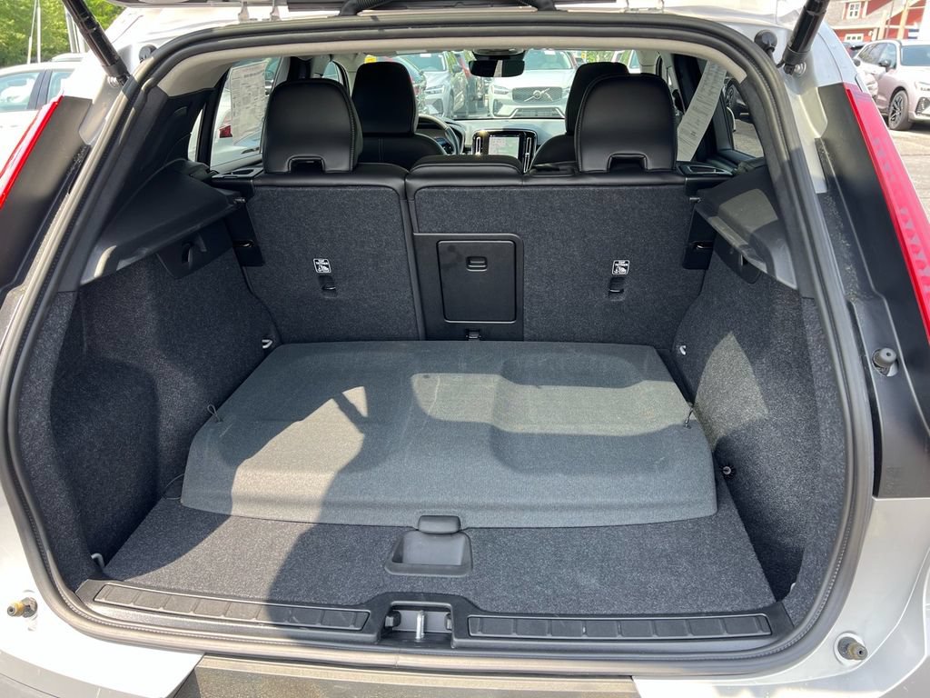 Certified 2025 Volvo XC40 B5 Core AWD/4WD image 27