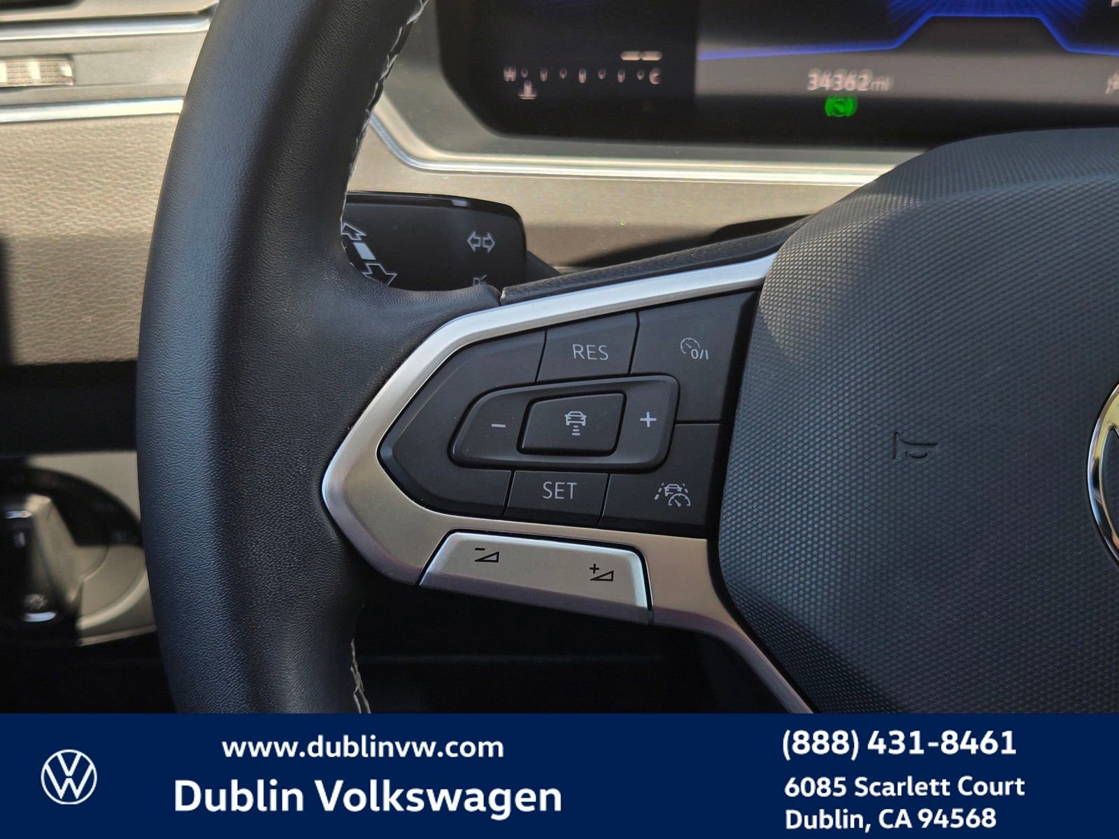 Used 2023 Volkswagen Tiguan SE w/ Panoramic Sunroof Package FWD image 23