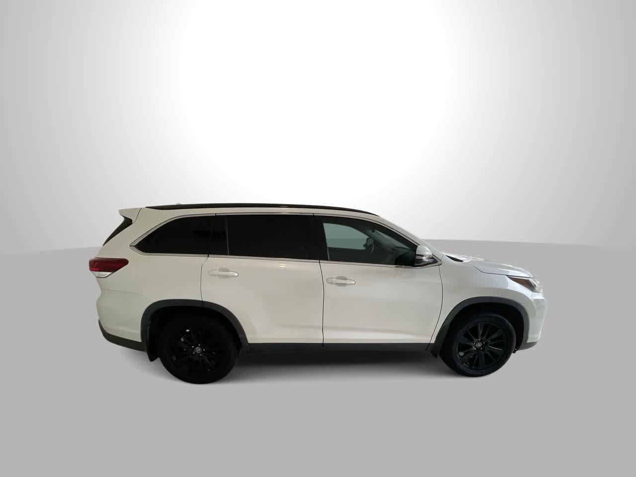 Used 2019 Toyota Highlander SE w/ Carpet Mat Package (TMS) AWD/4WD image 9
