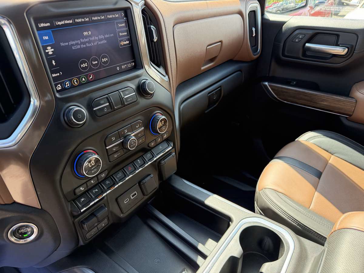Used 2019 Chevrolet Silverado 1500 High Country w/ Technology Package AWD/4WD image 17