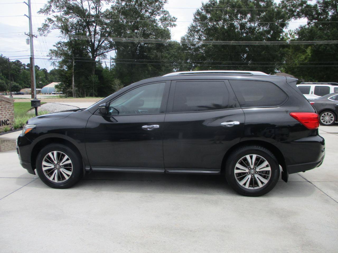Used 2017 Nissan Pathfinder SV FWD image 17