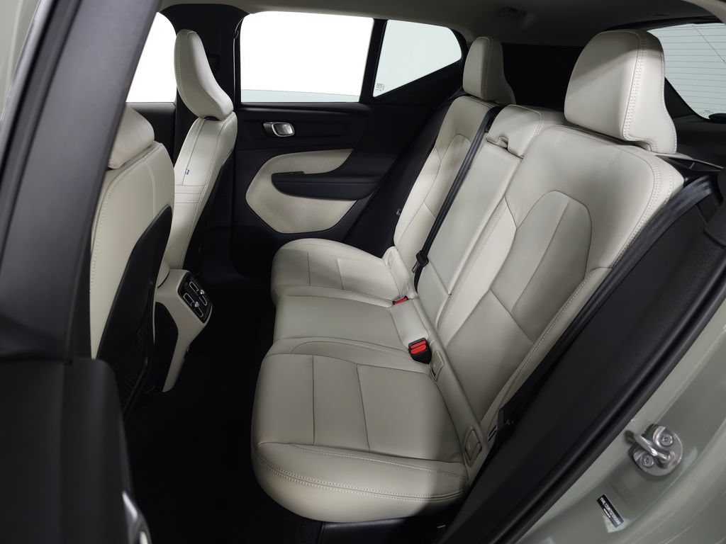 Certified 2025 Volvo XC40 B5 Ultra AWD/4WD image 36