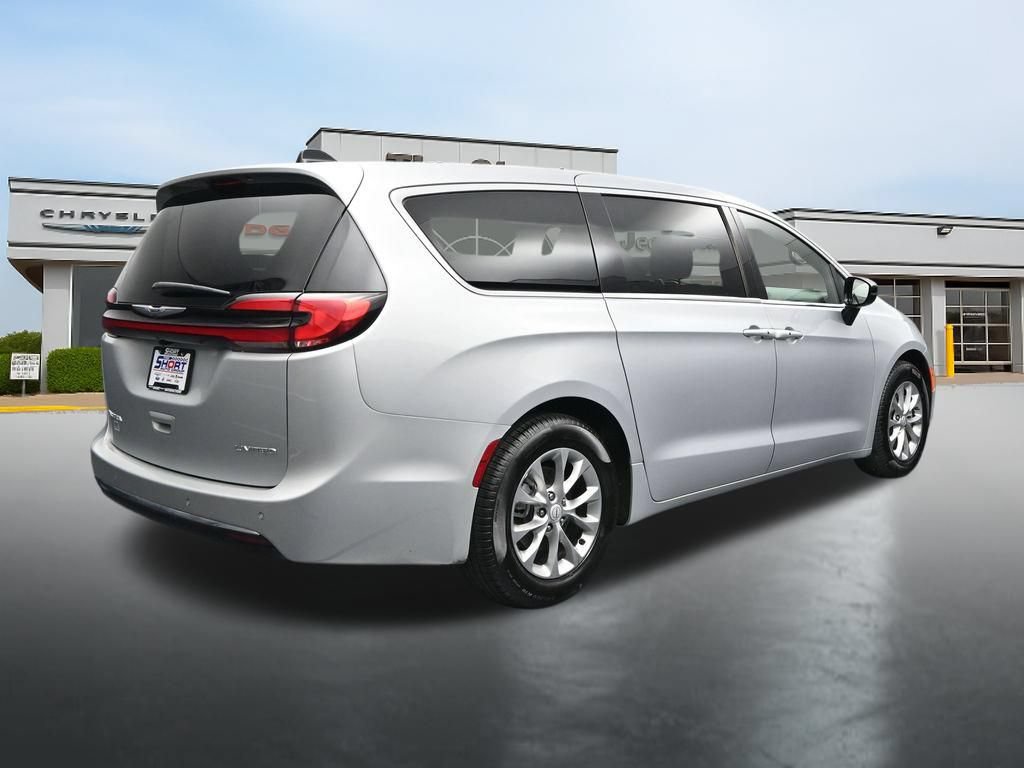 Used 2026 Chrysler Pacifica Limited FWD image 5