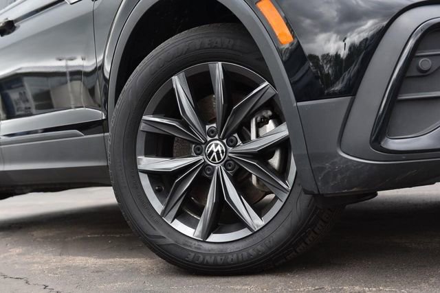 Certified 2023 Volkswagen Tiguan SE w/ Panoramic Sunroof Package image 3
