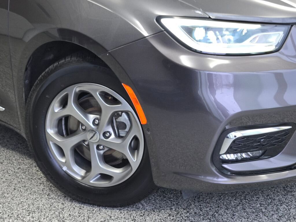 Used 2022 Chrysler Pacifica Limited FWD video 3