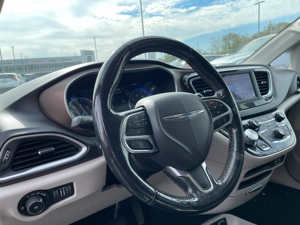 Used 2019 Chrysler Pacifica Touring-L FWD image 9