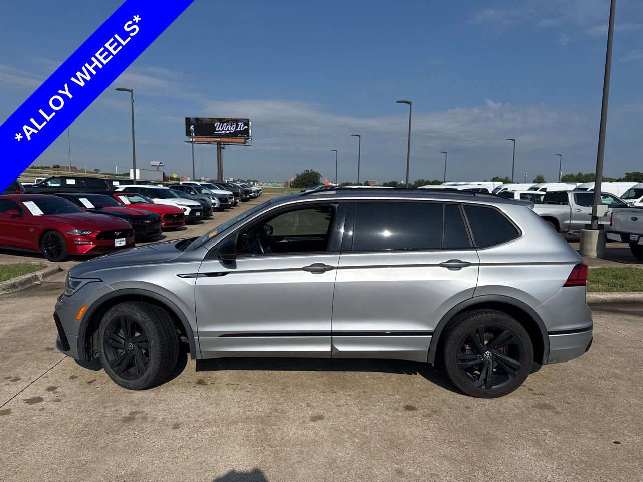 Used 2023 Volkswagen Tiguan SE R-Line FWD image 3