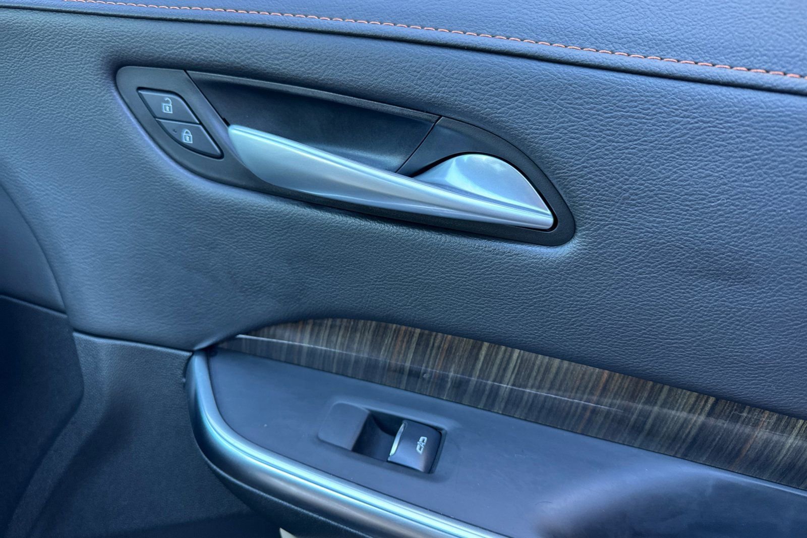 Used 2025 Cadillac XT4 Premium Luxury image 19