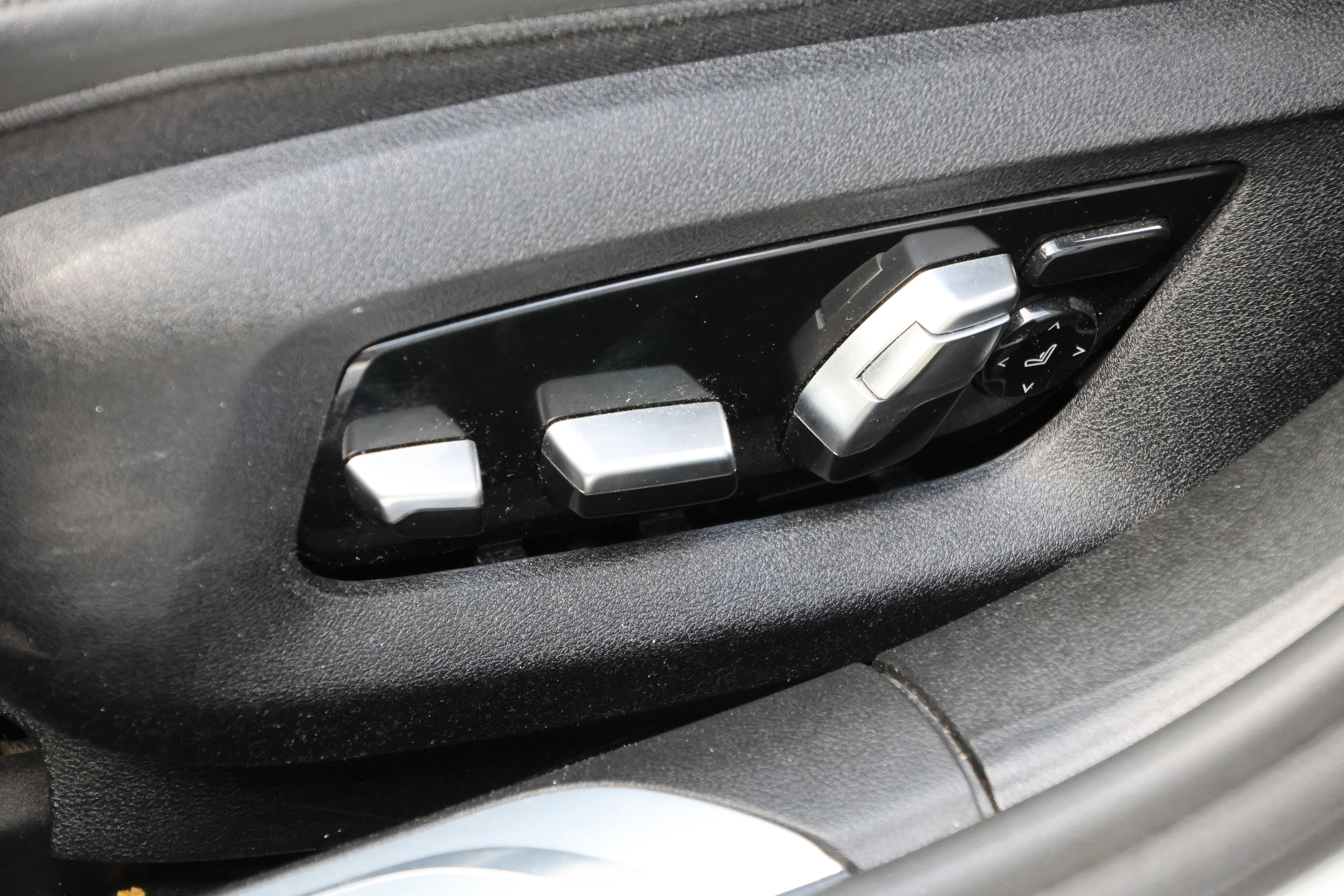 Used 2020 BMW 740i w/ Premium Package RWD image 34