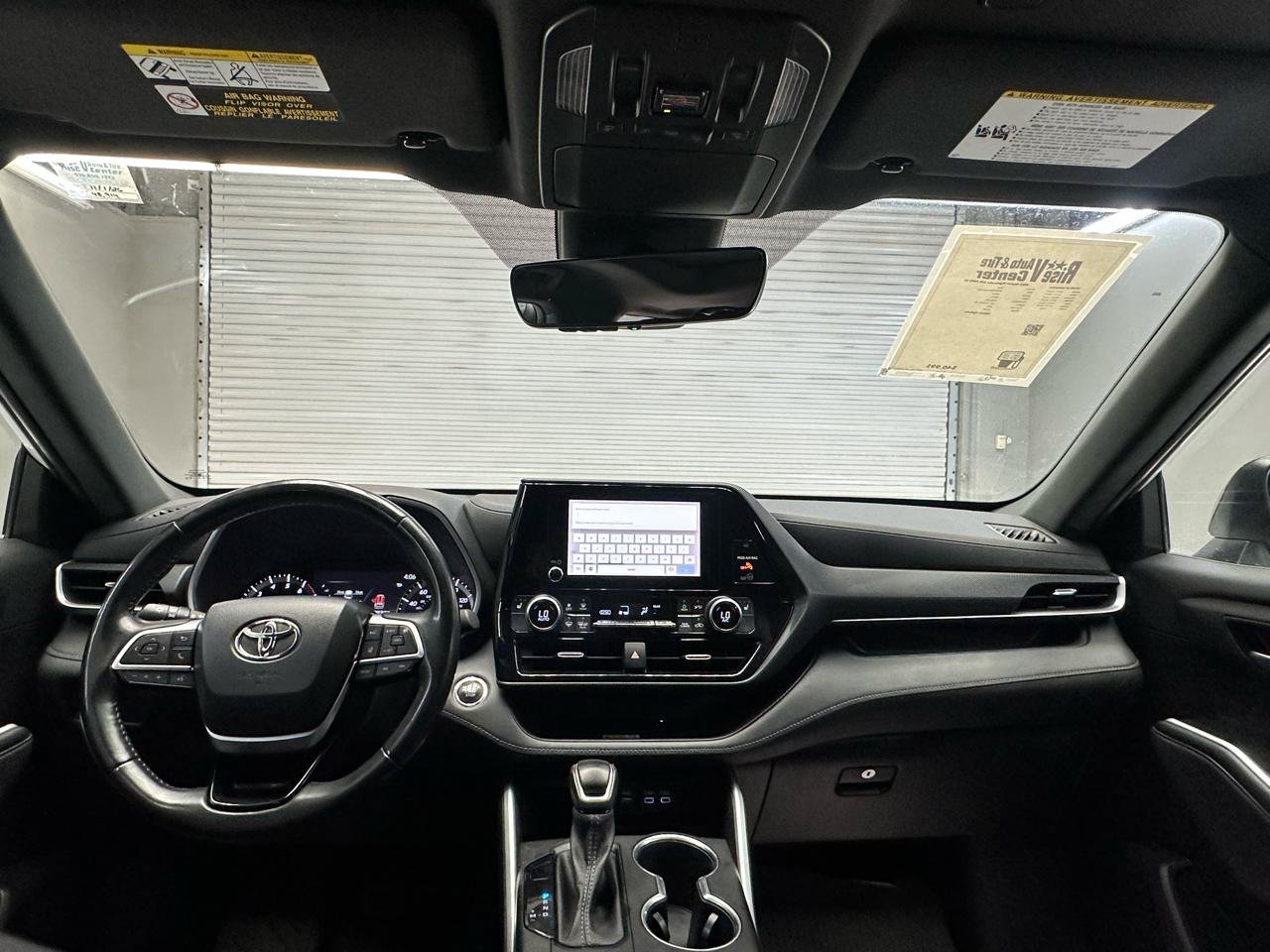 Used 2023 Toyota Highlander XSE AWD/4WD image 16