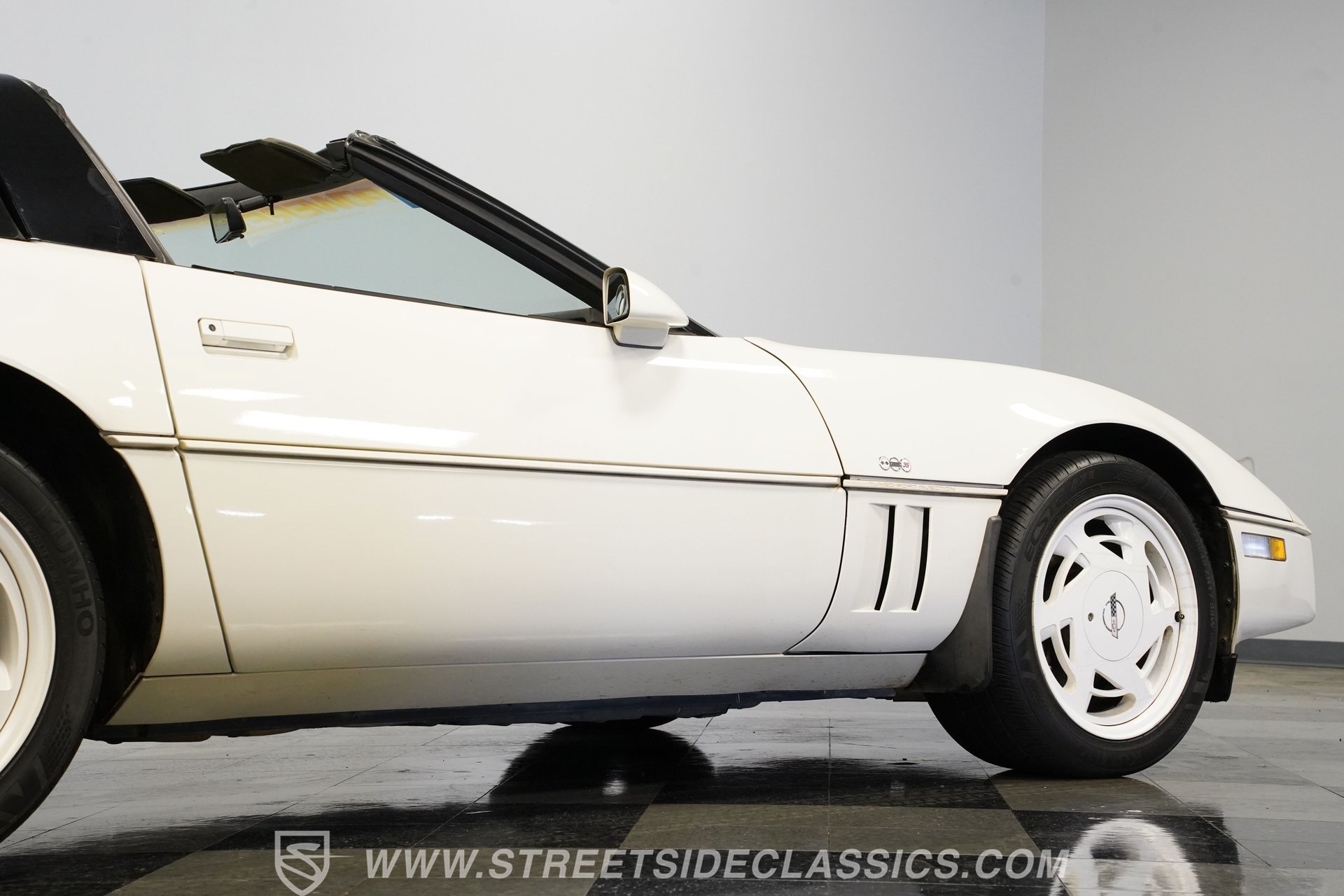 Used 1988 Chevrolet Corvette Coupe RWD image 29