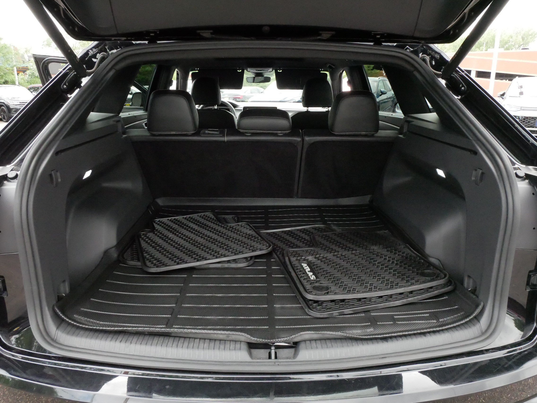 Certified 2024 Volkswagen Atlas Cross Sport SE w/ Panoramic Sunroof Package AWD/4WD image 18
