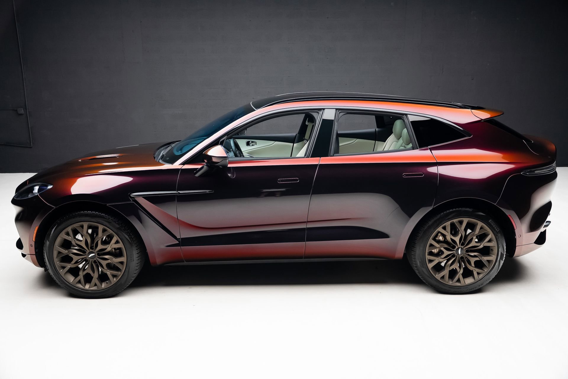 Used 2023 Aston Martin DBX AWD/4WD image 16