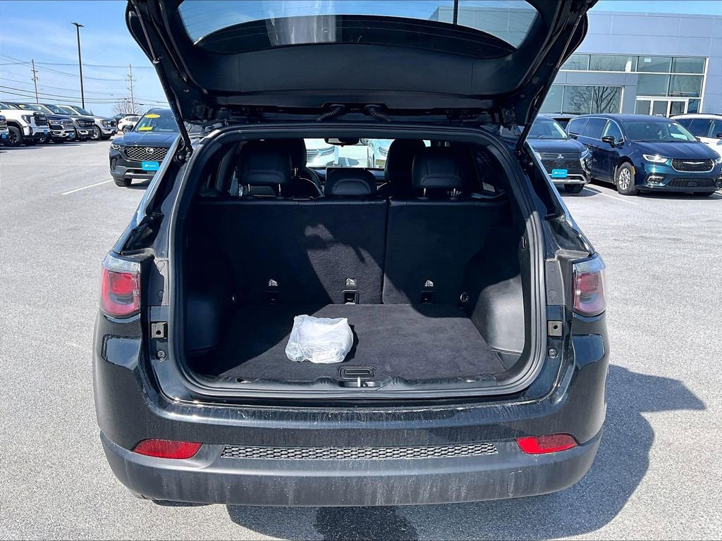 Used 2024 Jeep Compass Latitude image 34