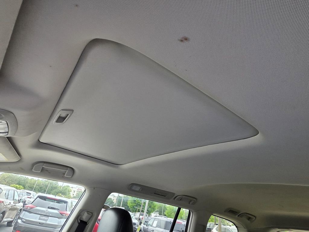 Used 2024 Nissan Armada SL w/ Captain's Chairs Package image 8