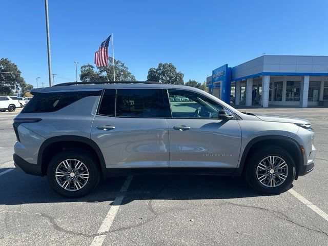 Used 2025 Chevrolet Traverse LT FWD image 2