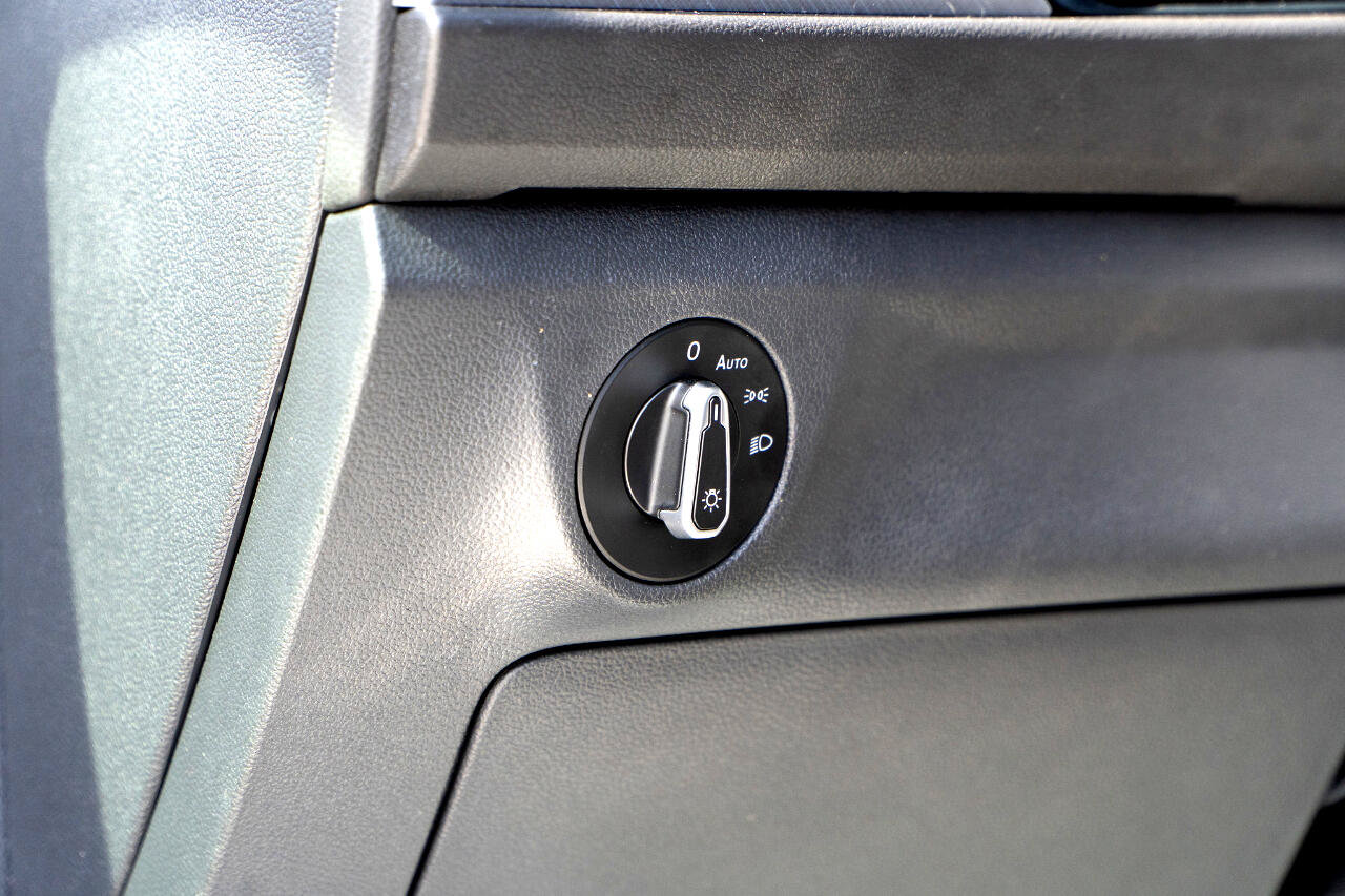 Used 2024 Volkswagen Jetta SE w/ Panoramic Sunroof Package FWD image 28