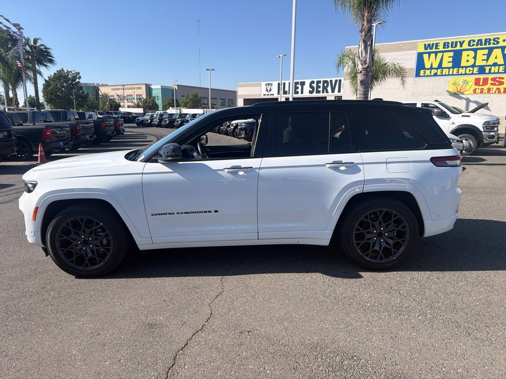 Used 2025 Jeep Grand Cherokee Summit w/ Obsidian Package AWD/4WD image 2