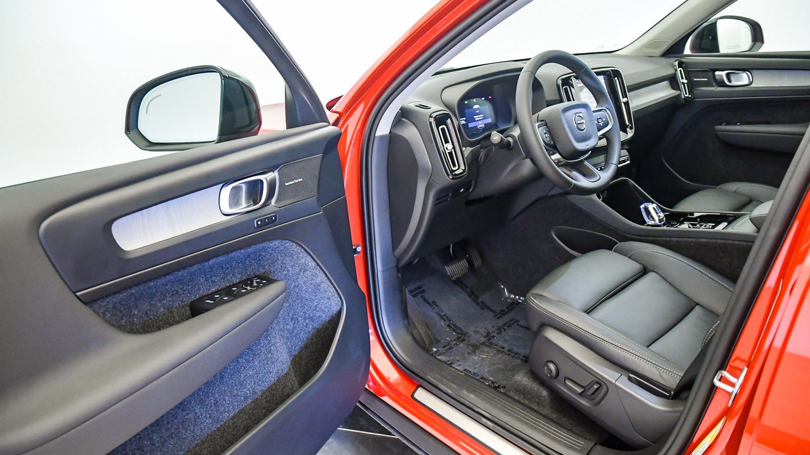 Certified 2025 Volvo XC40 B5 Ultra w/ Climate Package image 22