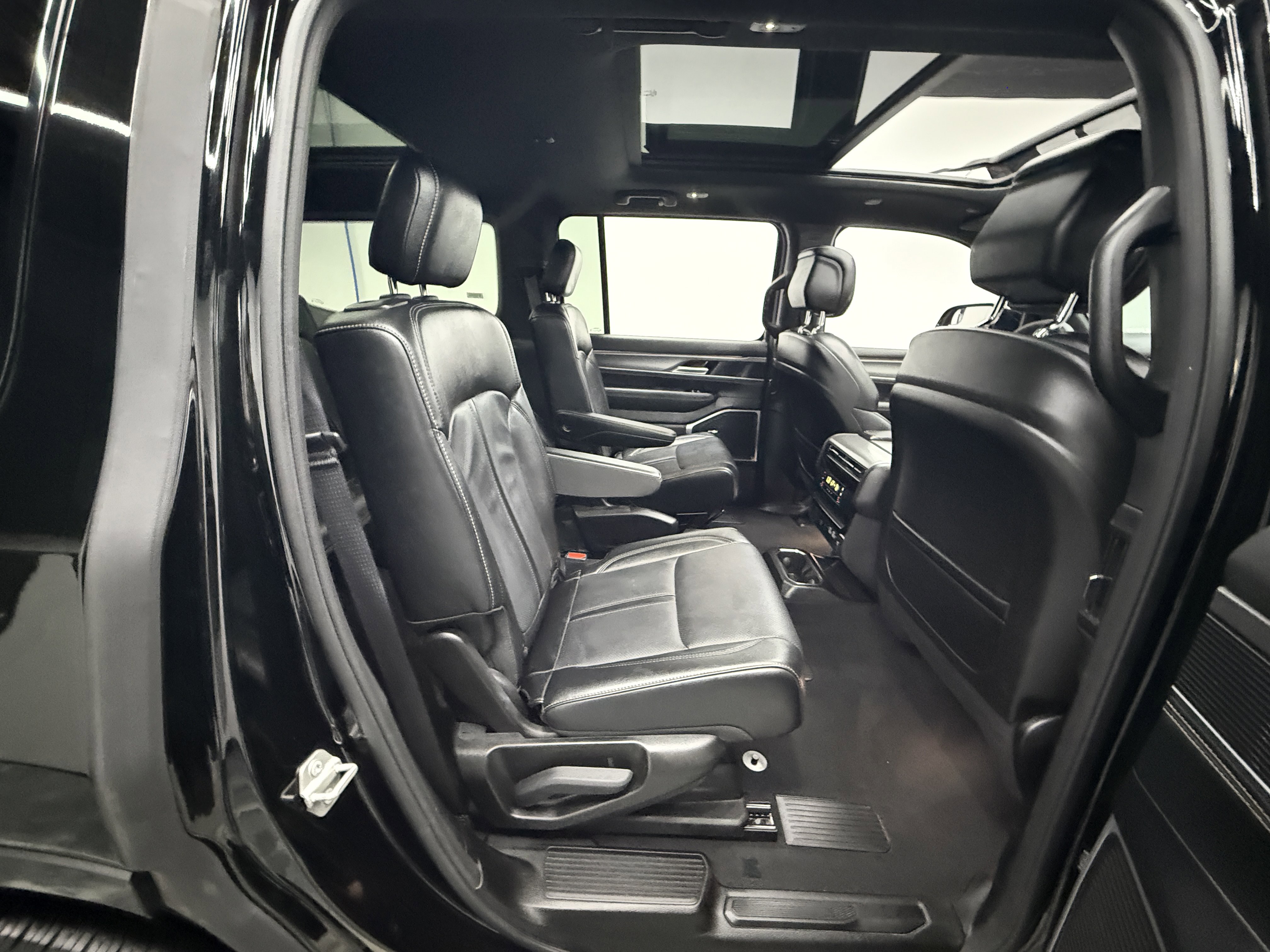 Used 2024 Jeep Wagoneer Series II image 29