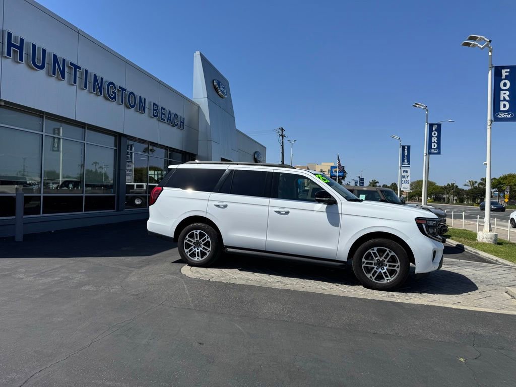 Used 2025 Ford Expedition Active AWD/4WD image 3