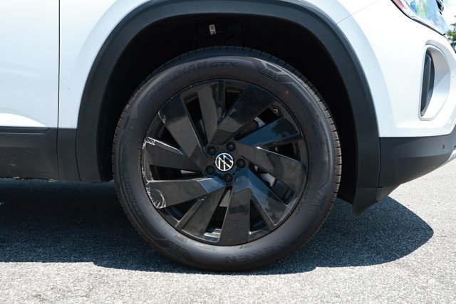 Used 2025 Volkswagen Atlas SE w/ Black Wheel Package FWD image 5