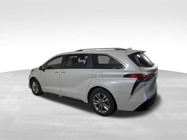 Used 2023 Toyota Sienna Limited FWD image 10