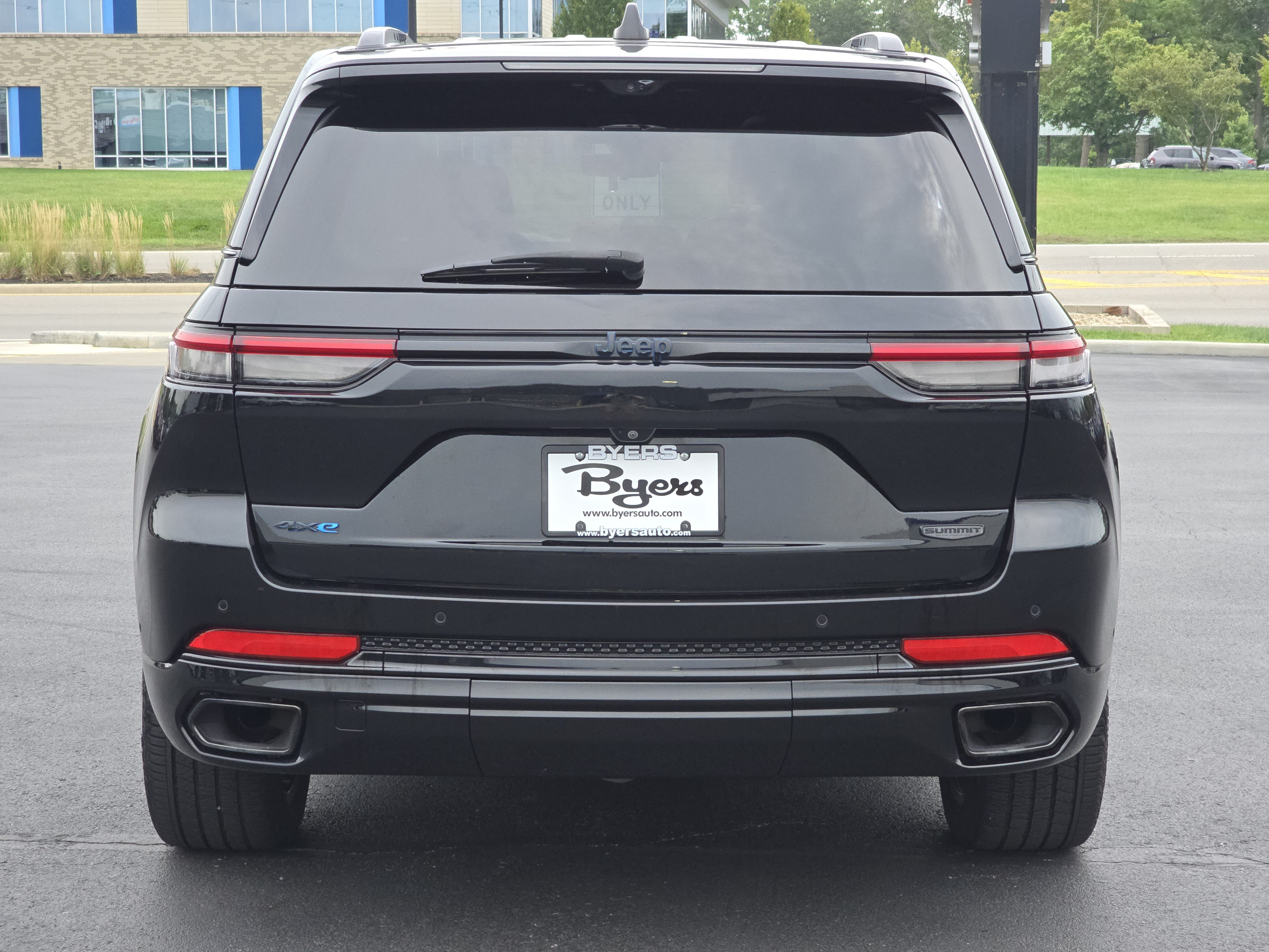 Used 2023 Jeep Grand Cherokee Summit AWD/4WD image 6