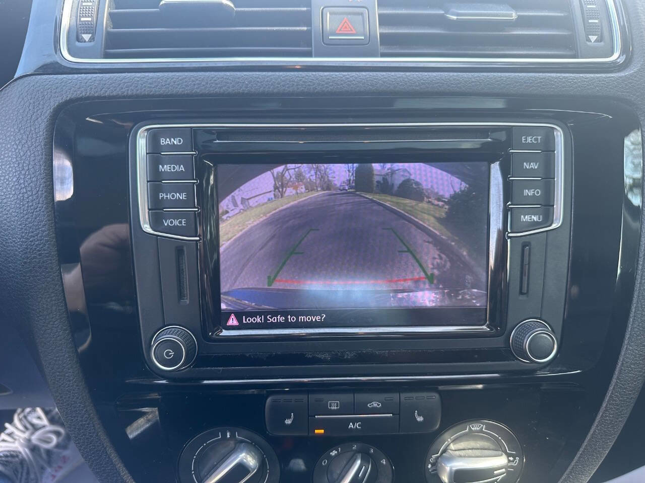 Used 2016 Volkswagen Jetta SEL Premium image 16