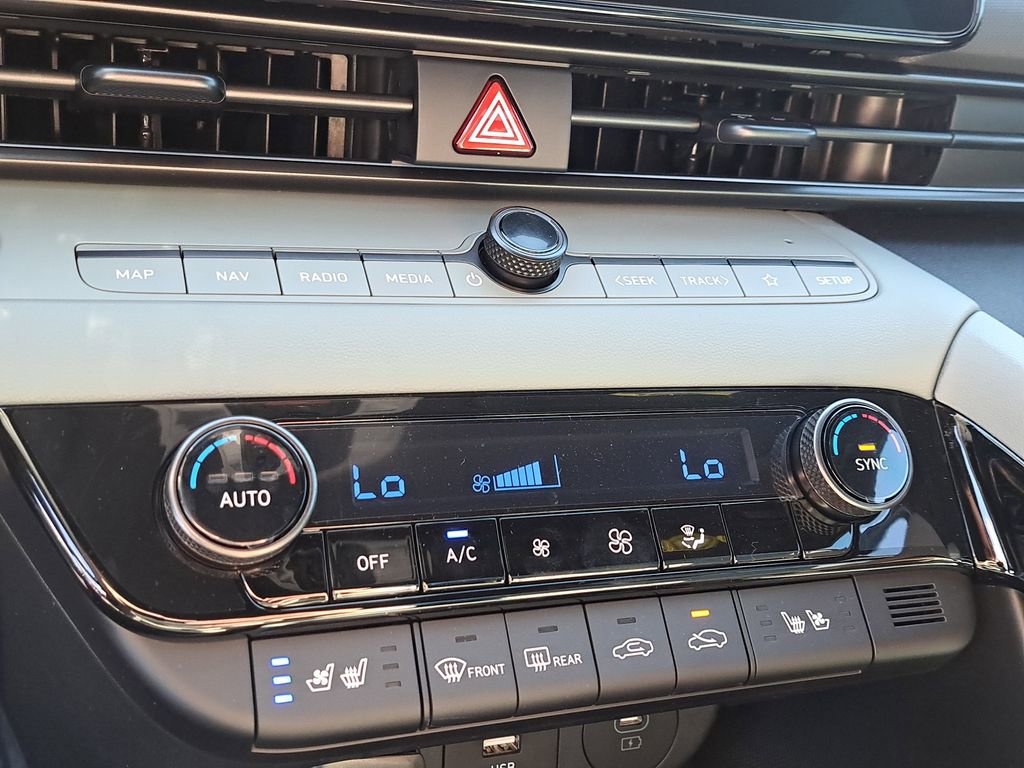 New 2025 Hyundai Elantra Limited image 24