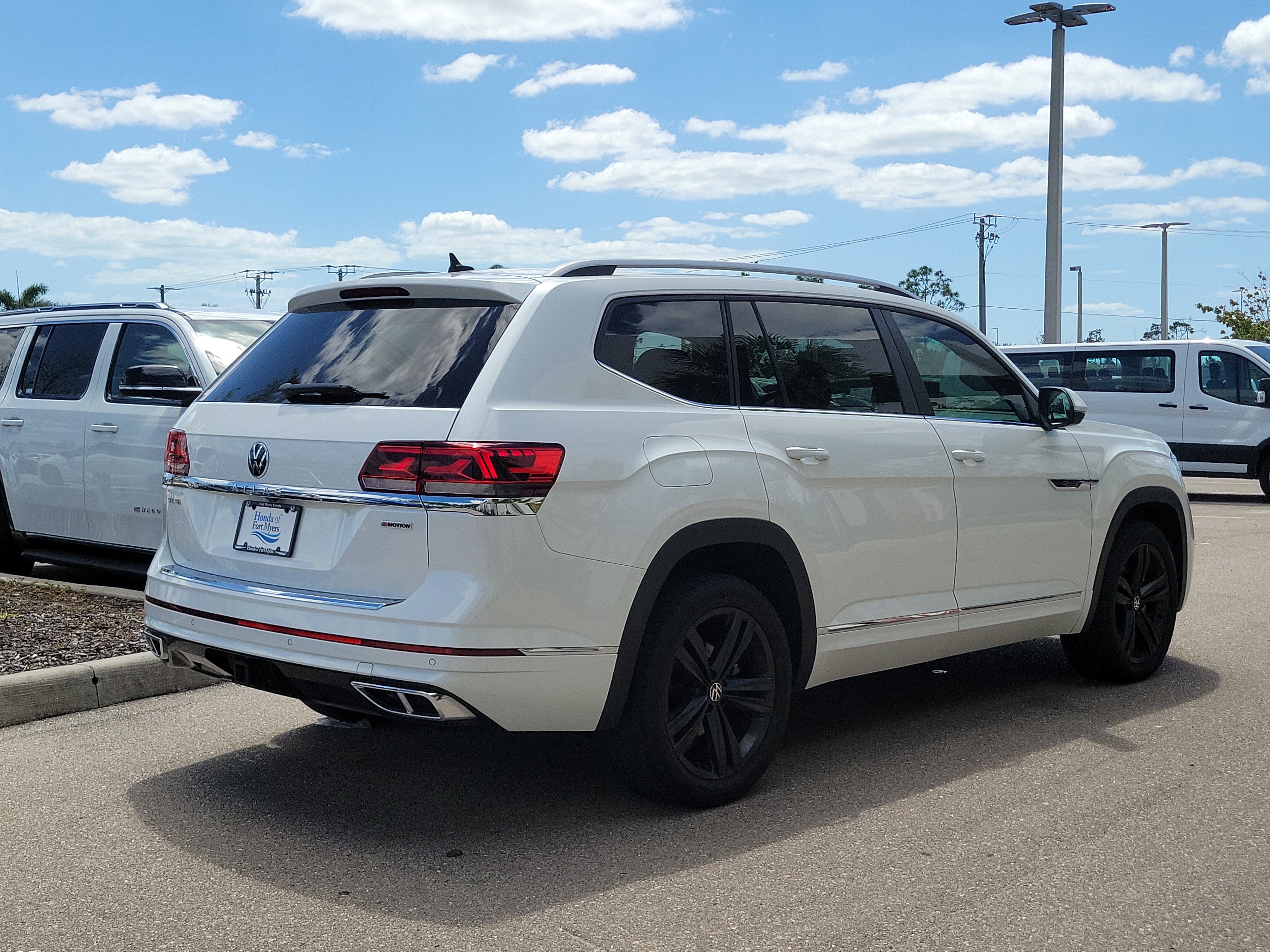 Used 2022 Volkswagen Atlas SEL R-Line AWD/4WD image 3