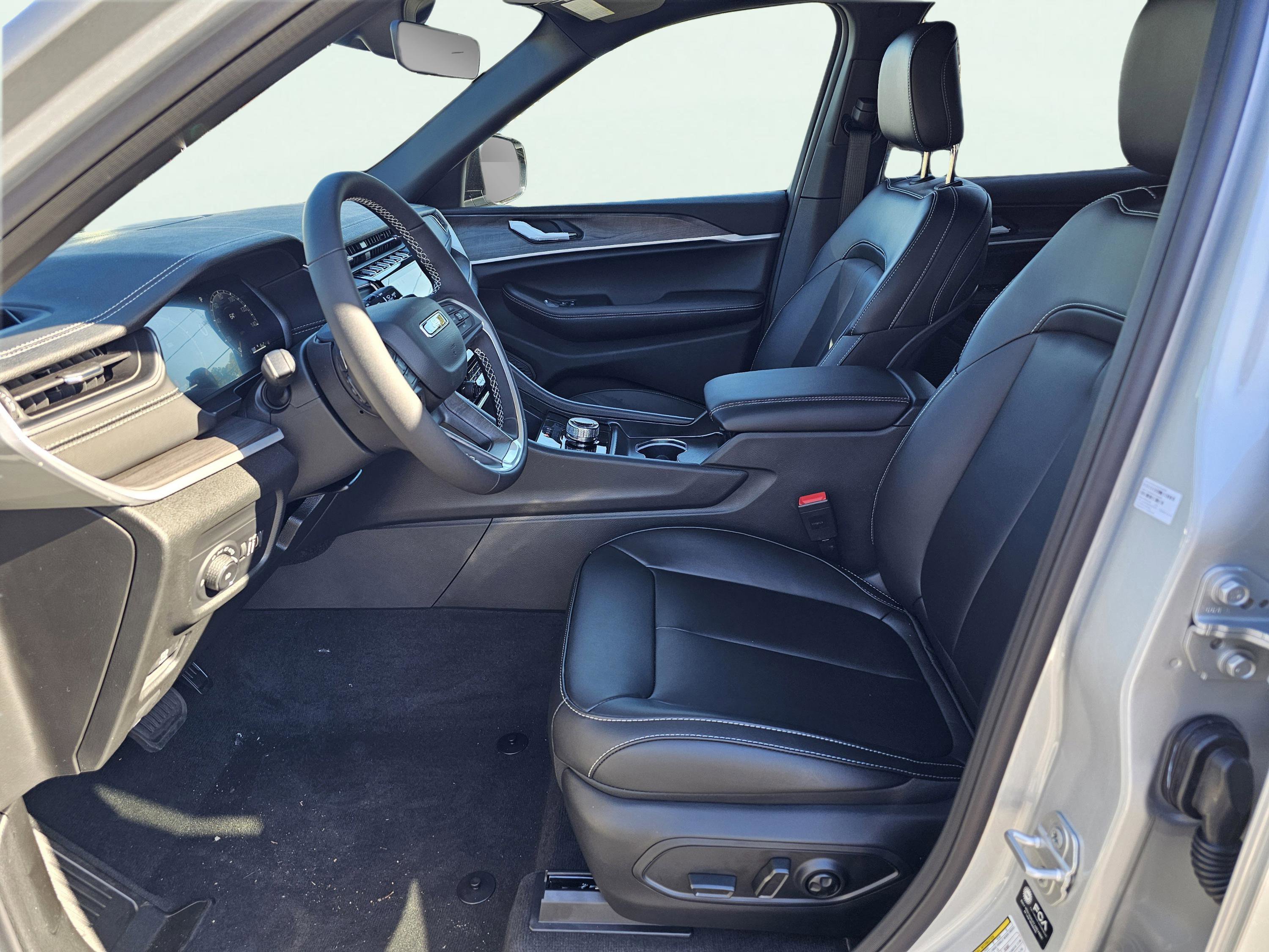 New 2025 Jeep Grand Cherokee L Limited w/ Black Appearance Package image 17