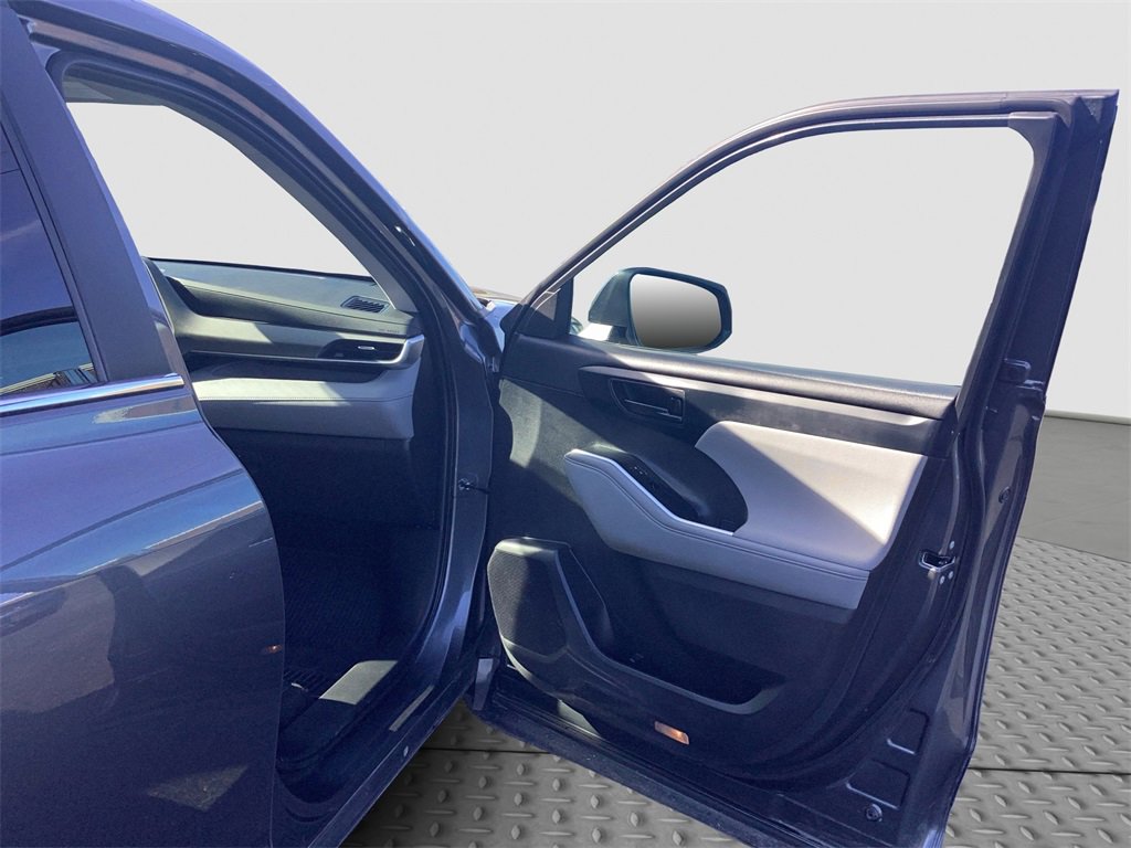 Used 2023 Toyota Highlander L image 17