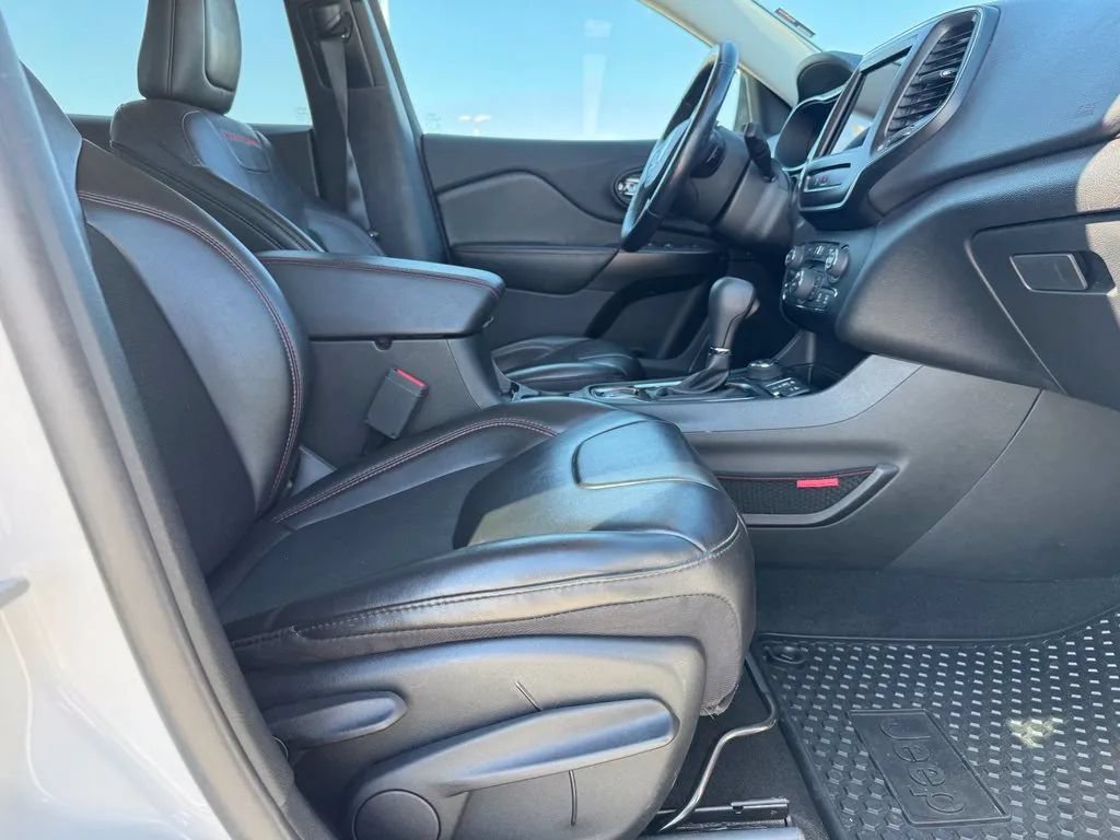 Used 2020 Jeep Cherokee Trailhawk w/ Cold Weather Group AWD/4WD image 13