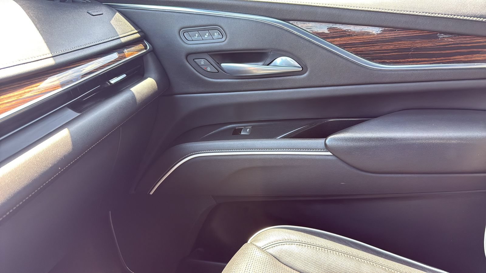 Used 2021 Cadillac Escalade Premium Luxury RWD image 23