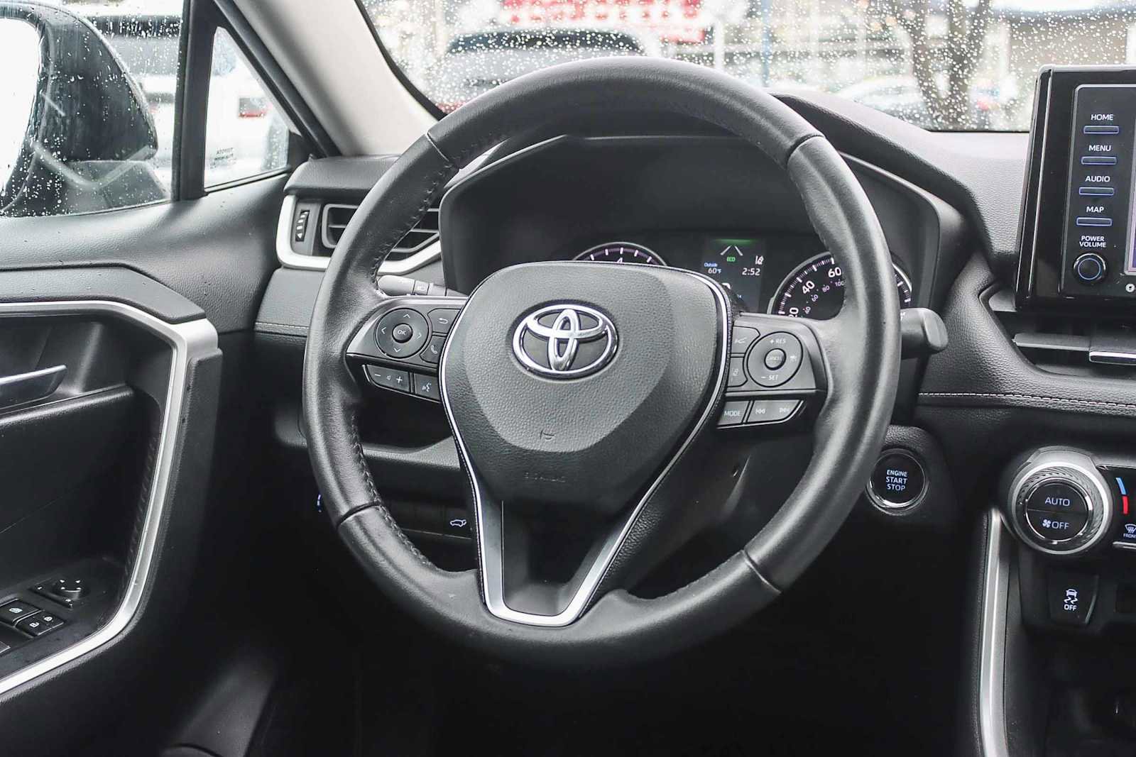 Used 2021 Toyota RAV4 XLE Premium image 14