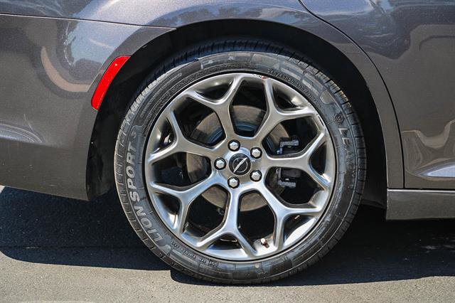 Used 2018 Chrysler 300 S image 10