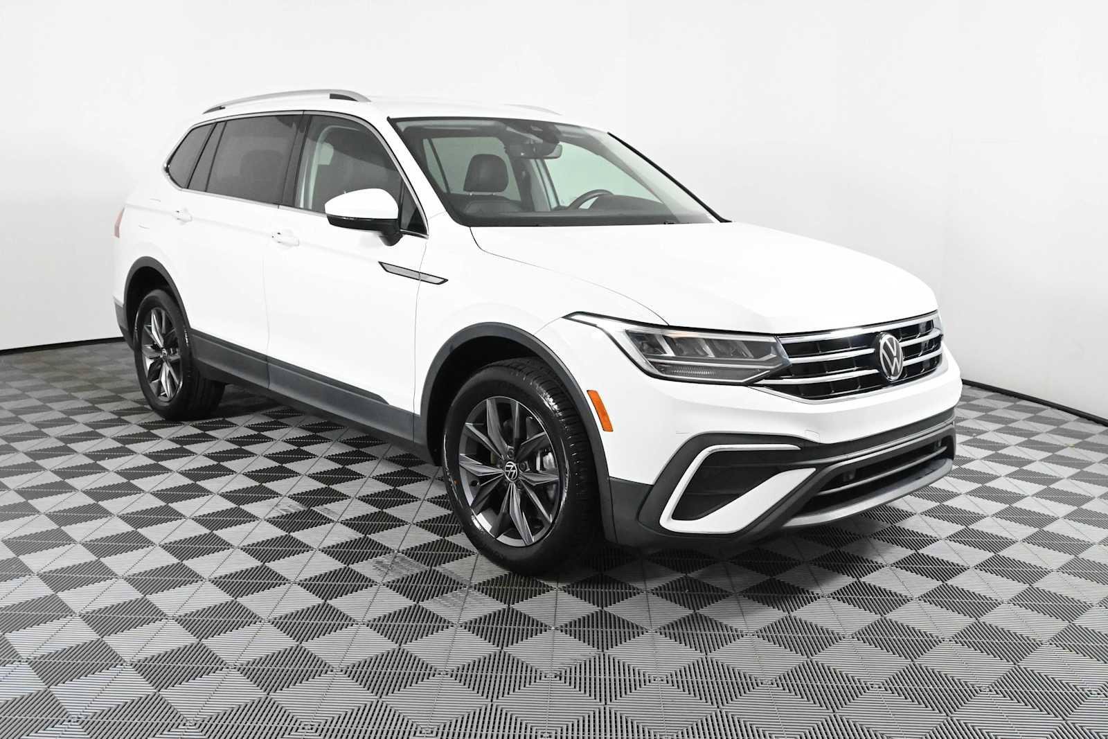 Certified 2022 Volkswagen Tiguan SE FWD image 1