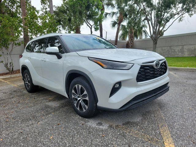 Used 2022 Toyota Highlander XLE FWD image 11