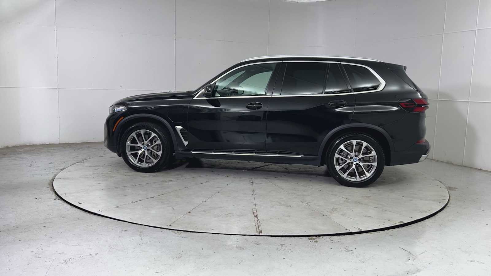 Used 2025 BMW X5 xDrive50e image 4