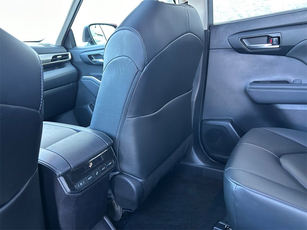 Used 2023 Toyota Highlander XLE image 17