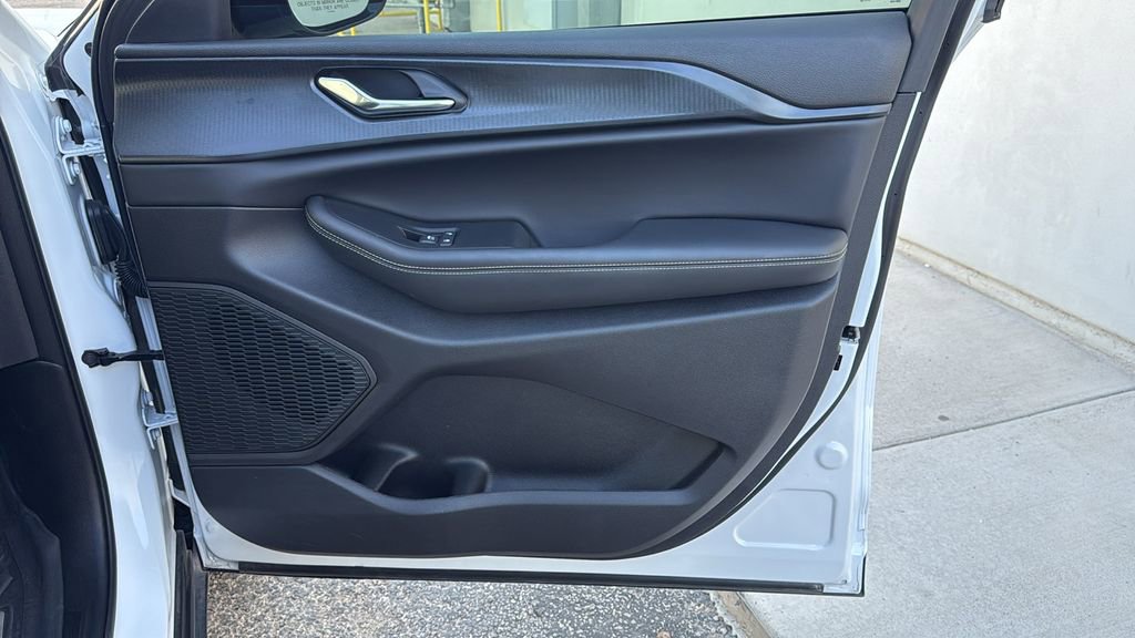 Used 2025 Jeep Grand Cherokee Altitude image 26