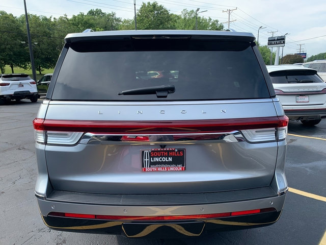 Used 2023 Lincoln Navigator L Reserve AWD/4WD image 3