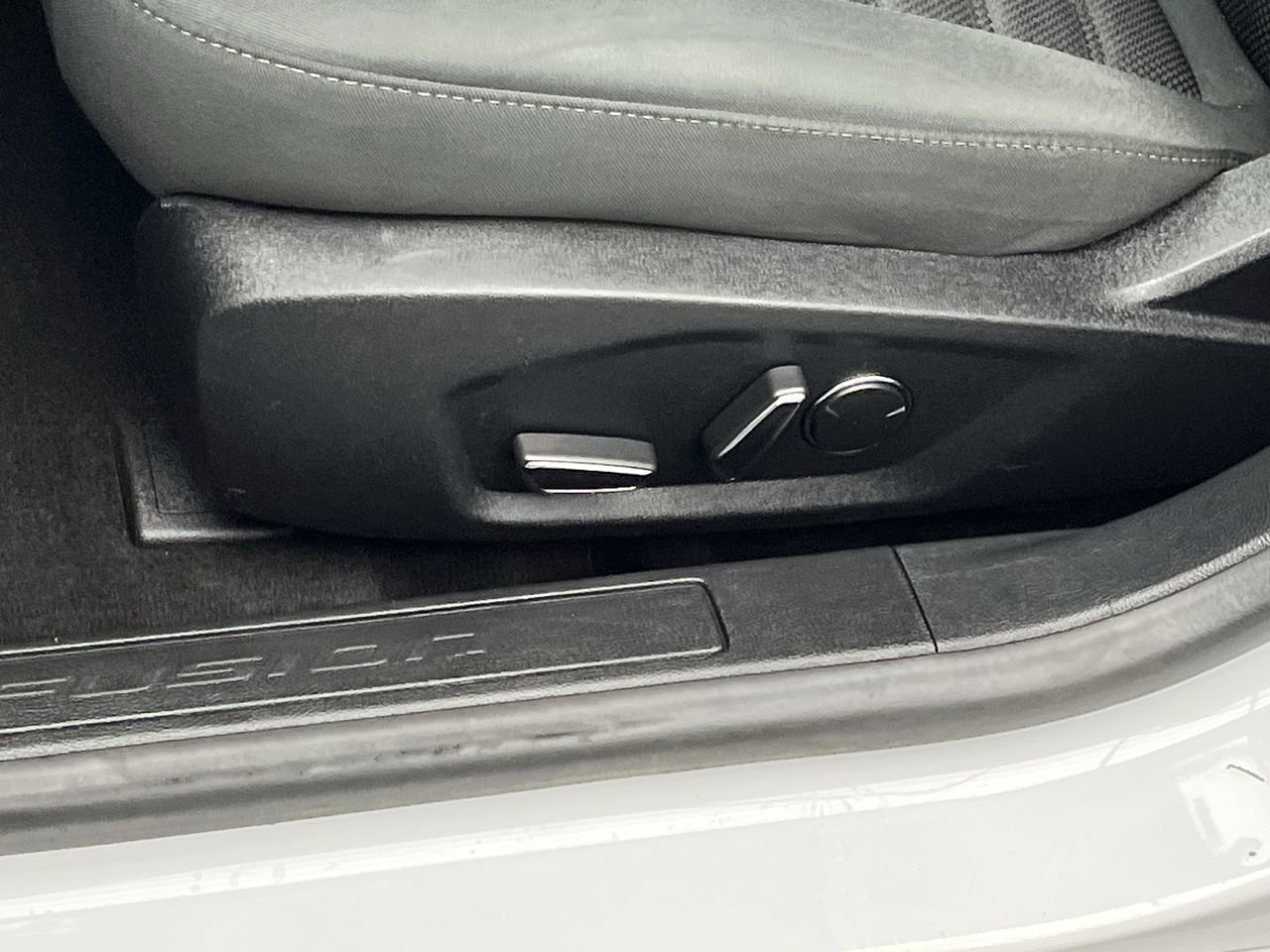 Used 2019 Ford Fusion SE FWD image 11
