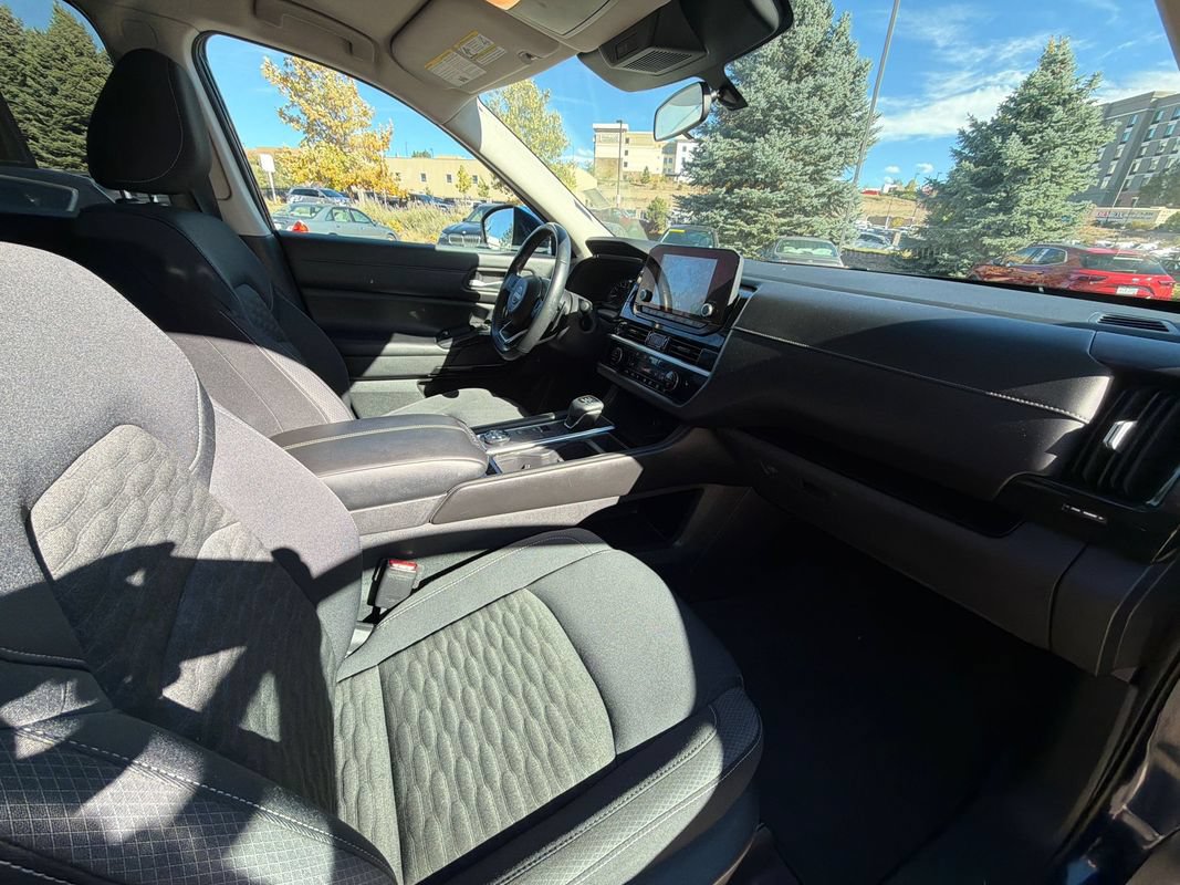 Used 2022 Nissan Pathfinder SV AWD/4WD image 16