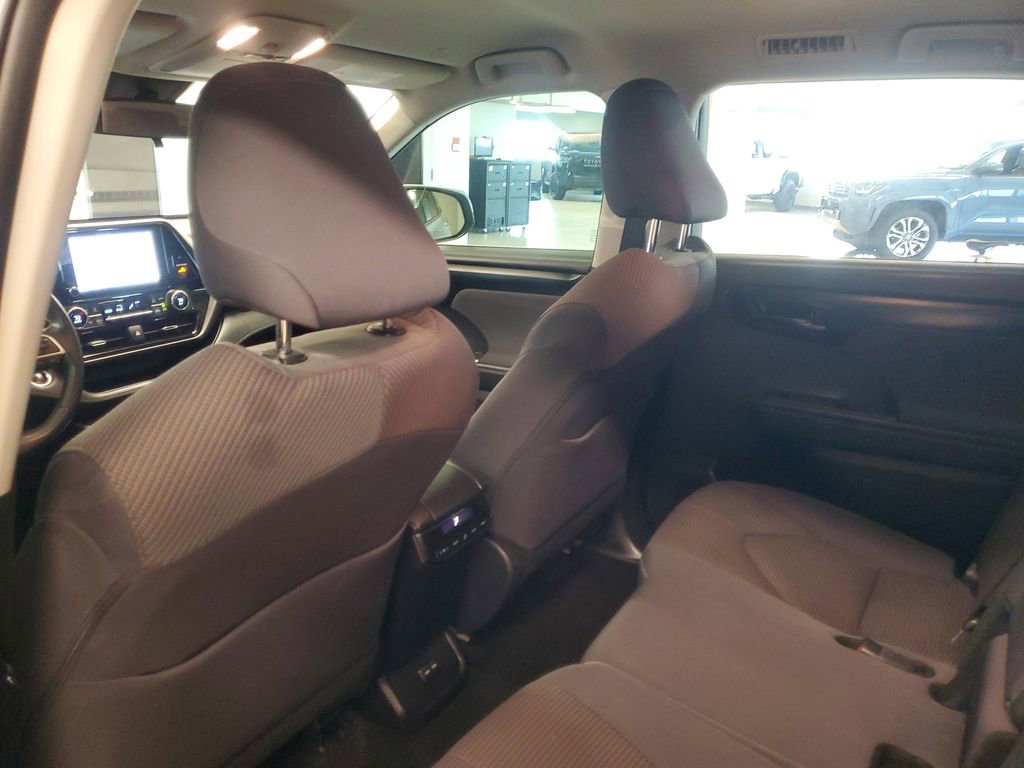 Used 2024 Toyota Highlander LE image 12