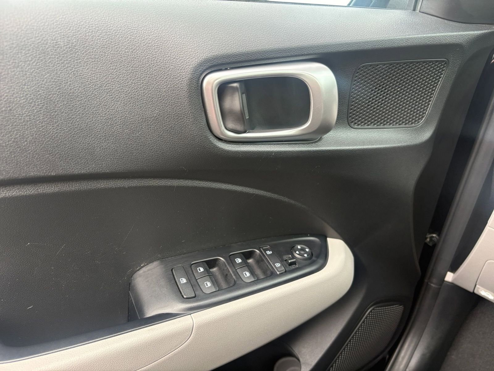 Used 2025 Hyundai Venue SEL image 18