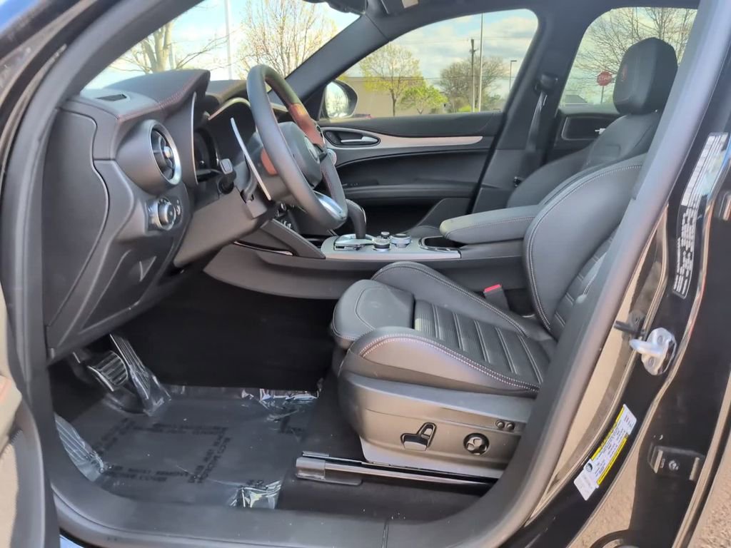 Used 2025 Alfa Romeo Stelvio Sprint image 21