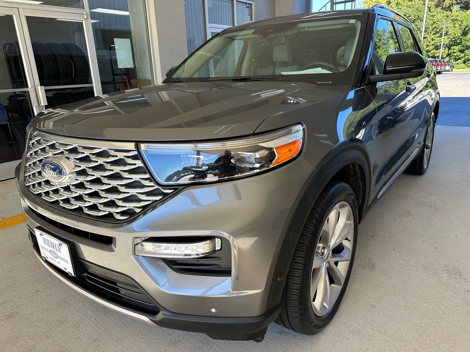 Used 2021 Ford Explorer Platinum w/ Equipment Group 601A AWD/4WD image 3