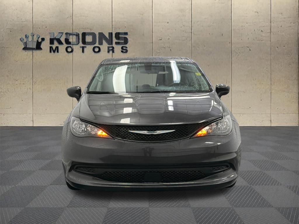 Used 2022 Chrysler Voyager LX image 3